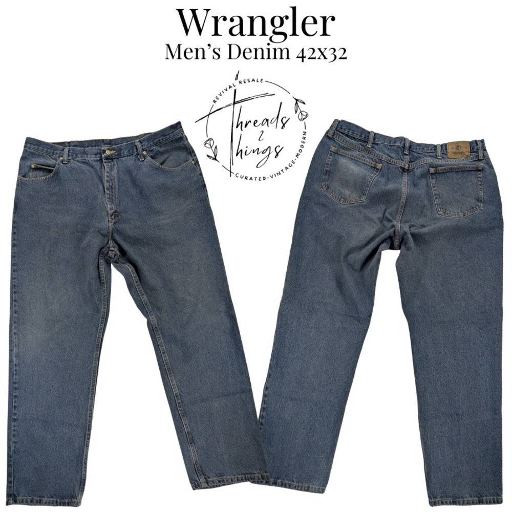 Wrangler Jeans Men 42‎ x 32 Med Blue Denim Cotton Classic Rugged Relaxed Cowboy